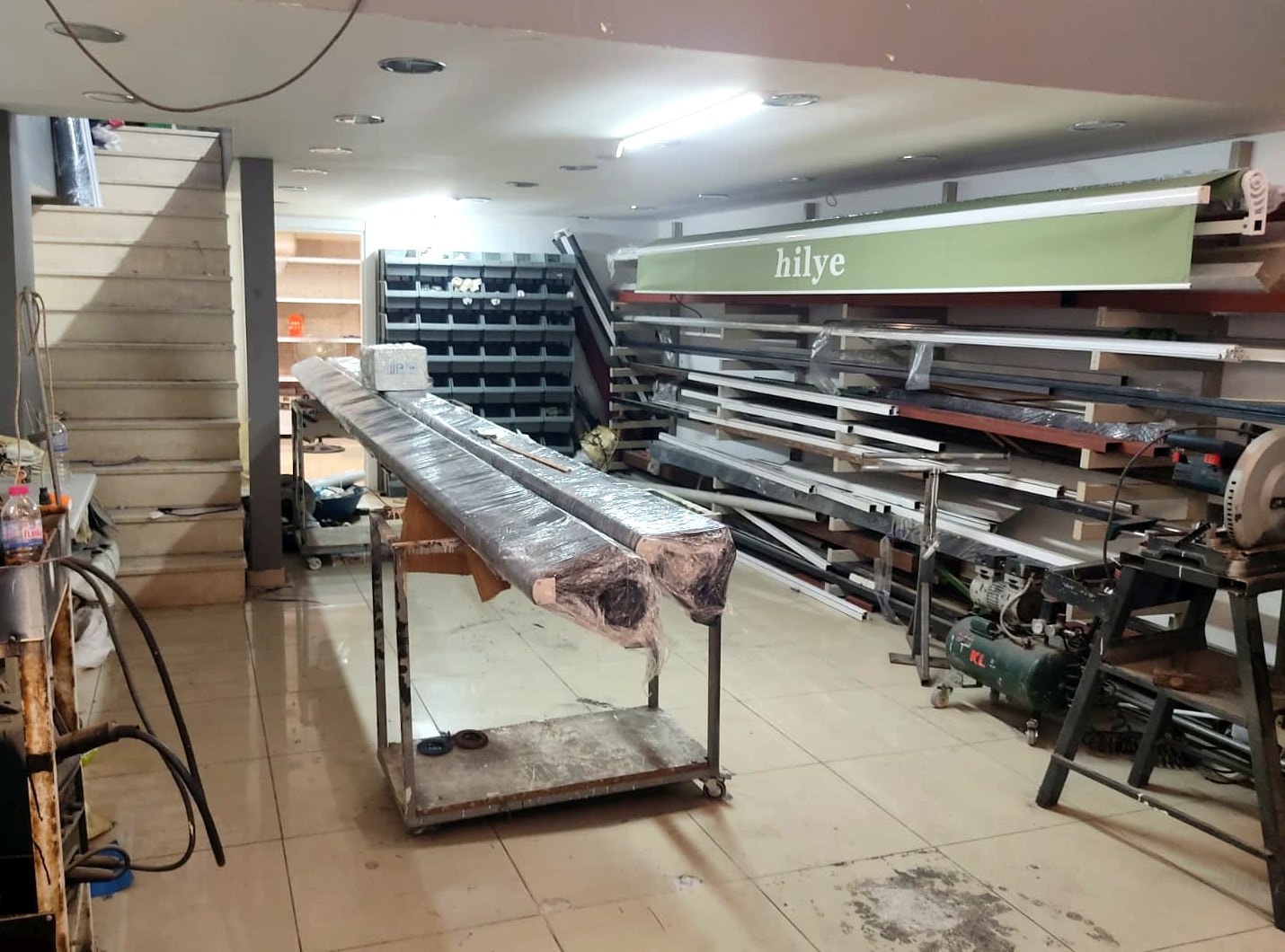 MYTENTE atölyesinde raflarda istiflenmiş alüminyum pergola profilleri