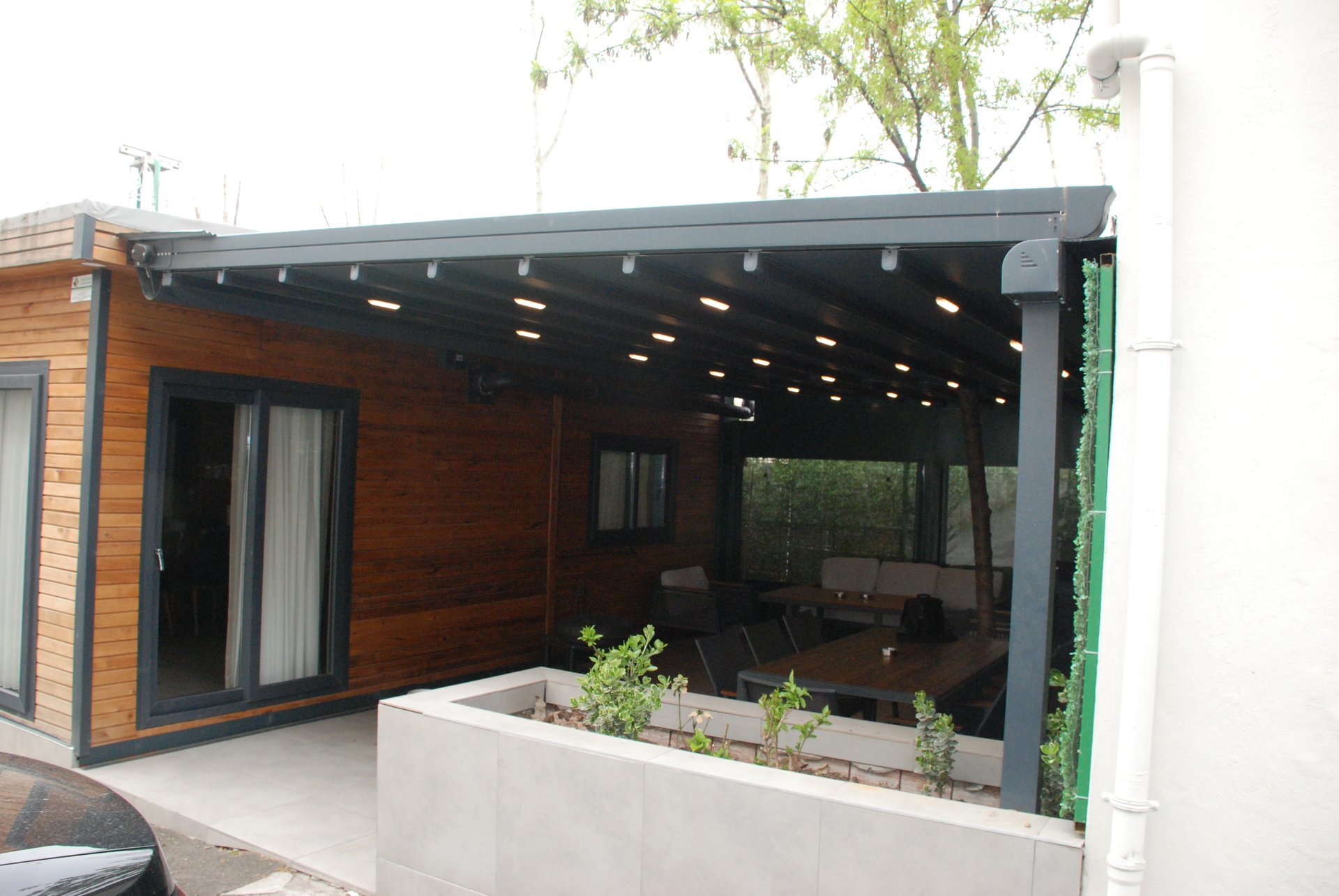 Motorlu pergola tente kapalı, kirişlere entegre LED aydınlatma yanıyor