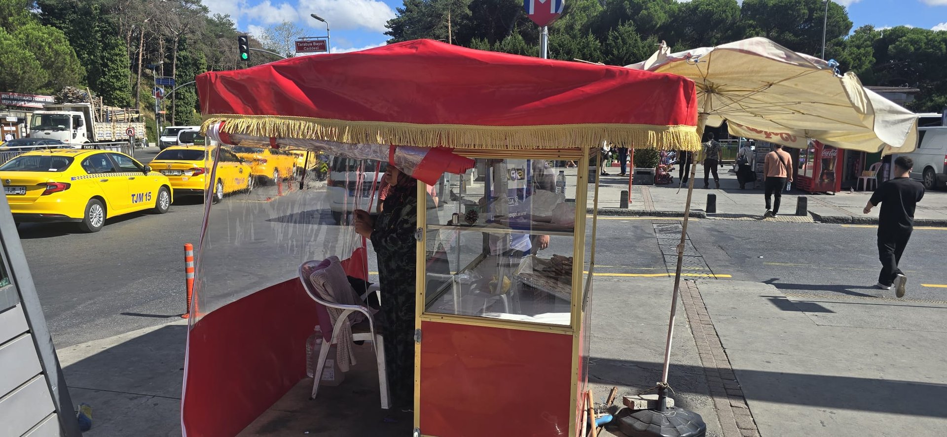 Bir simit arabasının üstü de bizim işimiz