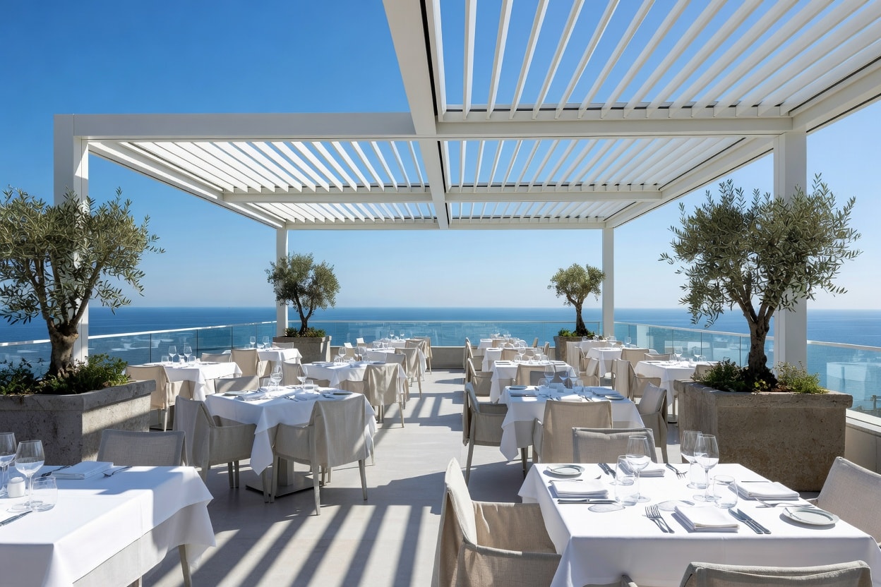 Otel çatı restoranını örten büyük alüminyum pergola