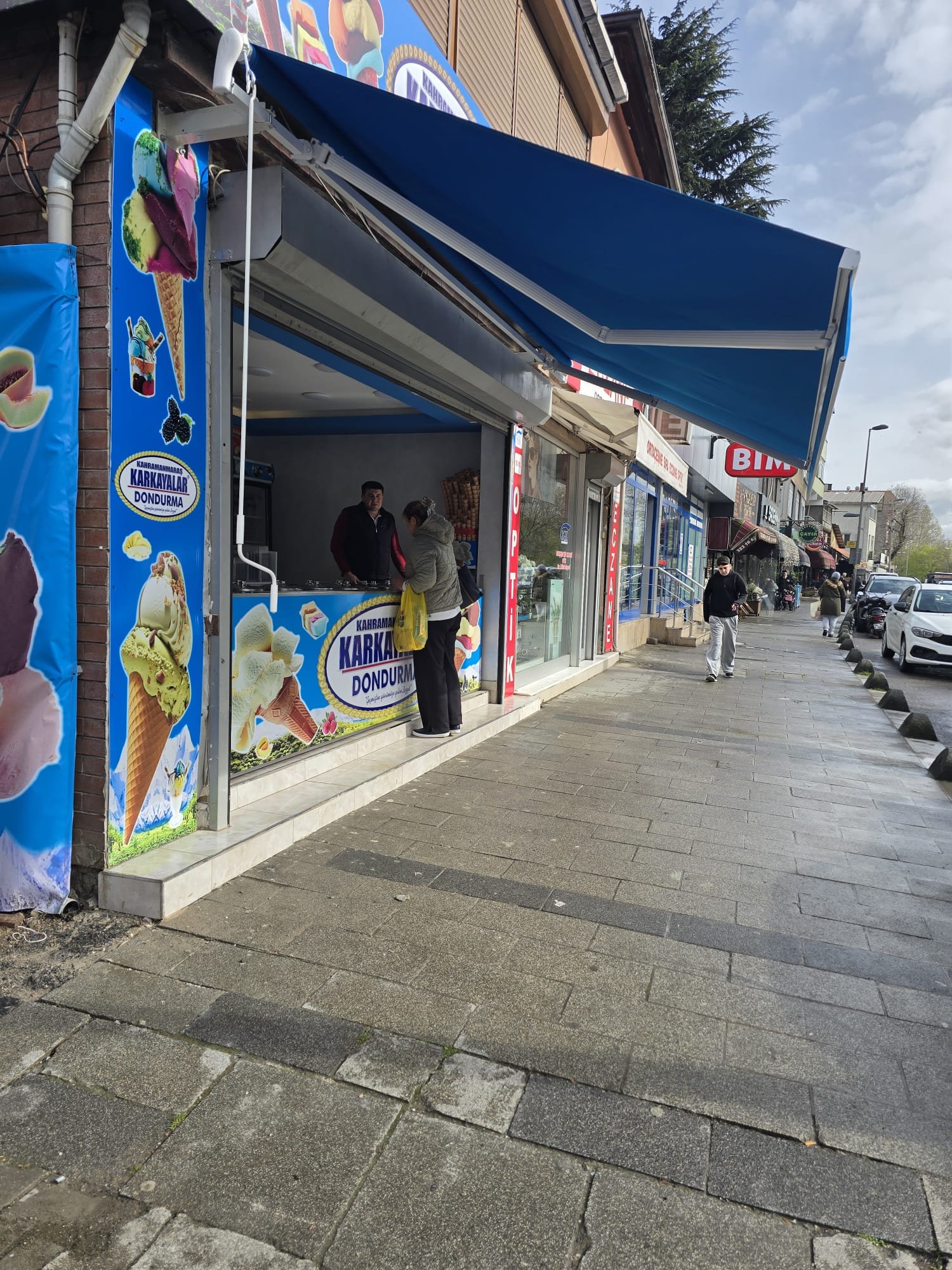 Dükkan tentesi aynı zamanda tabeladır