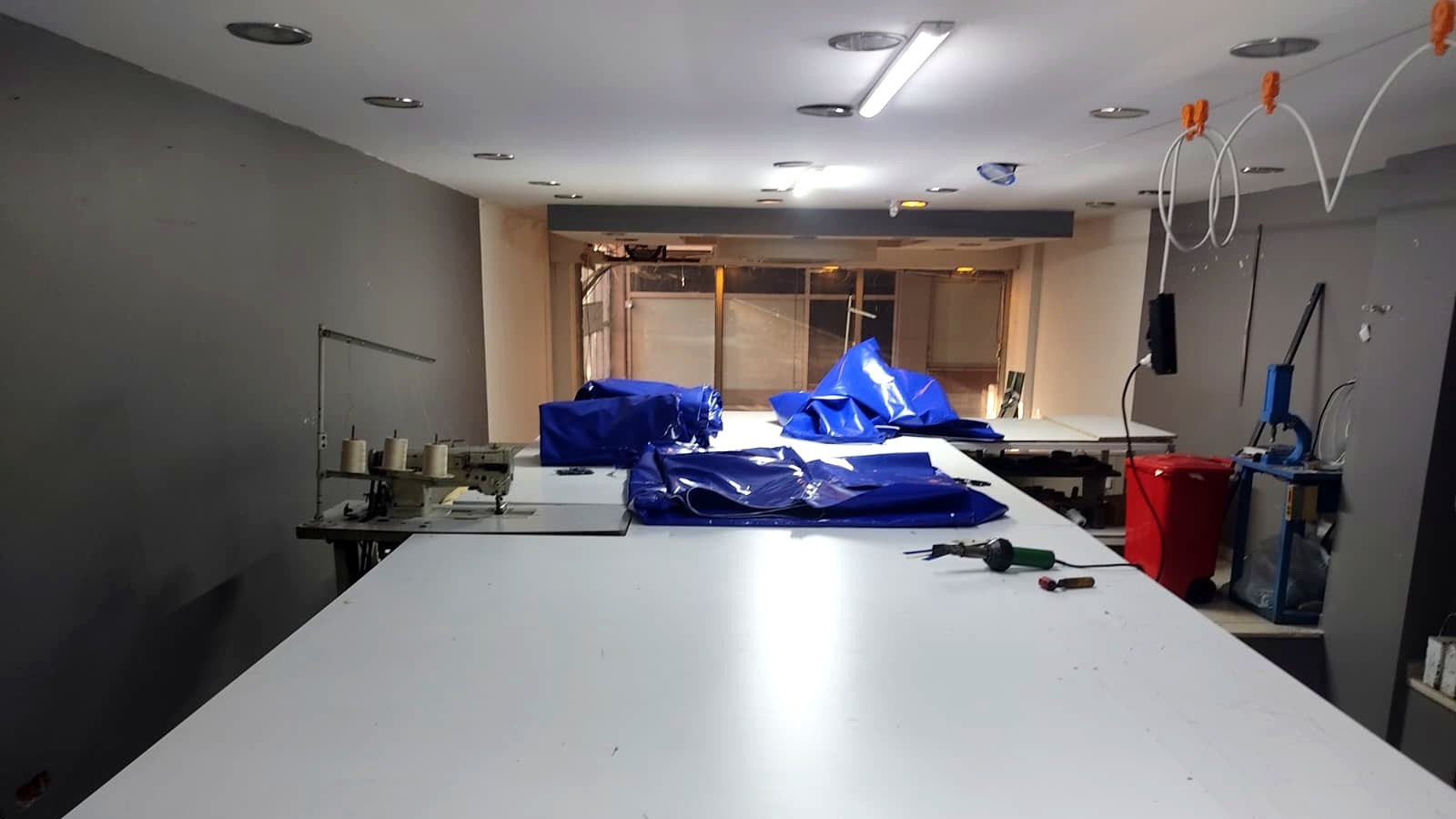 MYTENTE atölyesinde PVC branda kesimi, dikişi ve sıcak hava kaynağı