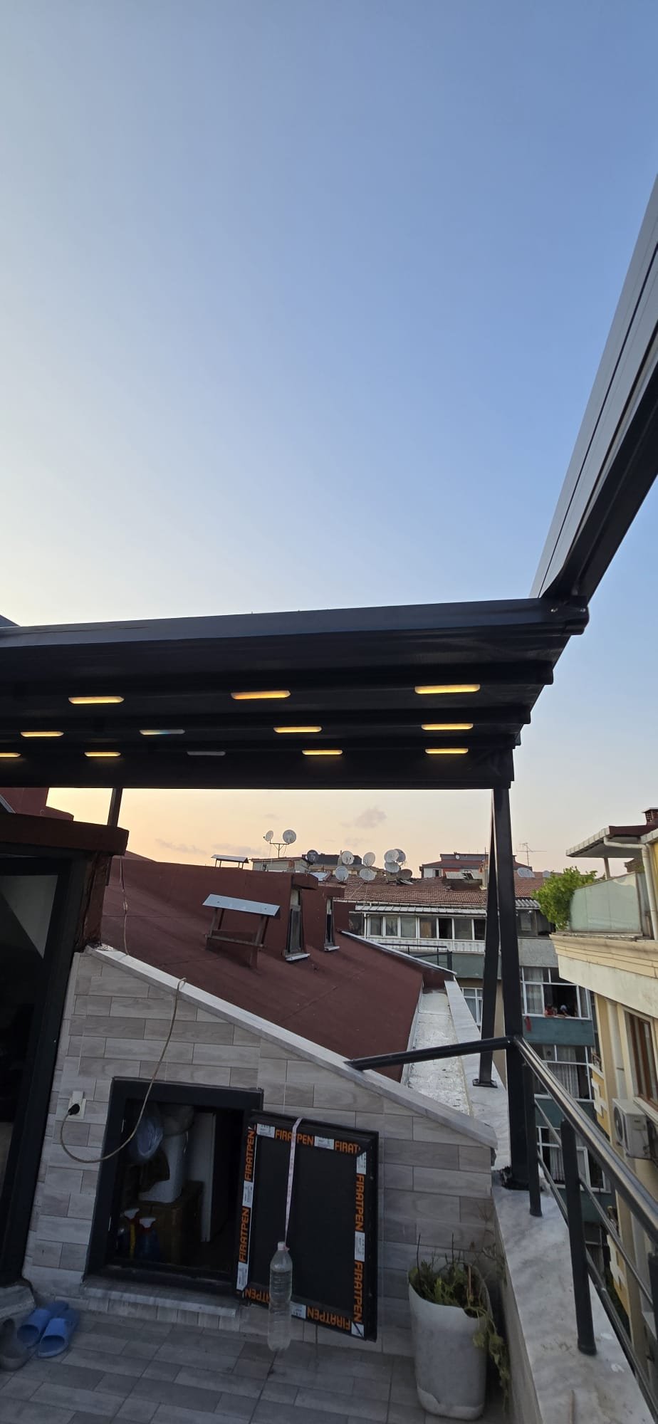 Düz zemini olmayan bir çatıya pergola nasıl kurulur?